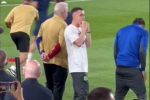 半岛体育平台-踢不了也能发力！赛前现场播放皇马队歌时，卡萨多在场边送上嘘声