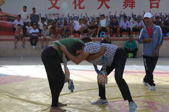半岛体育在线网站-摔跤比赛：丰富群众生活 助推乡村文化振兴