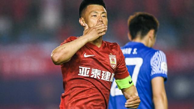 体育社区-谭龙成罪人！补时撞人送点，亚泰仍垫底，媒体人不满：说冤也冤