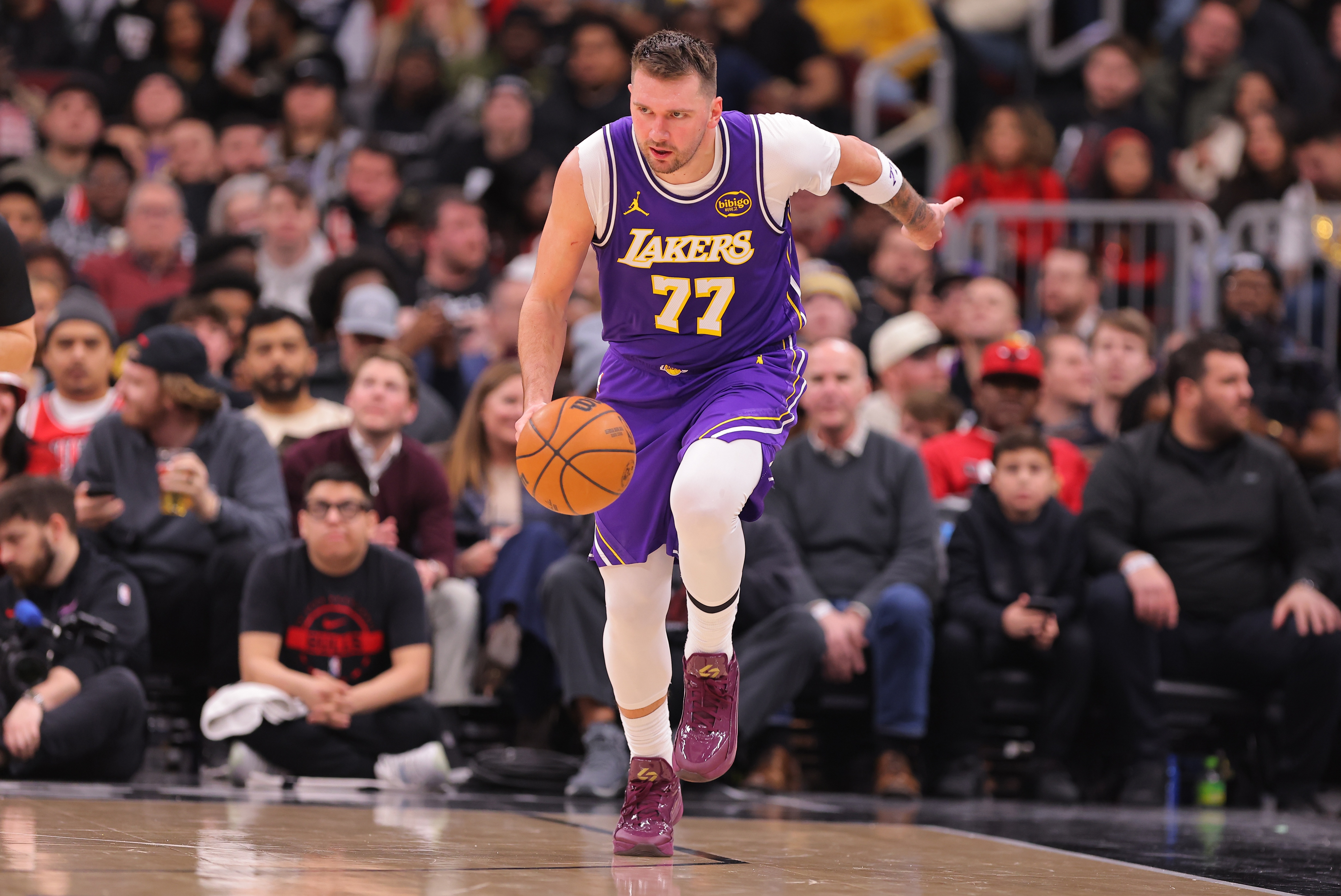 体育娱乐-别有大碍！东契奇次节左腿筋不适回更衣室 半场10中3&amp;5失误